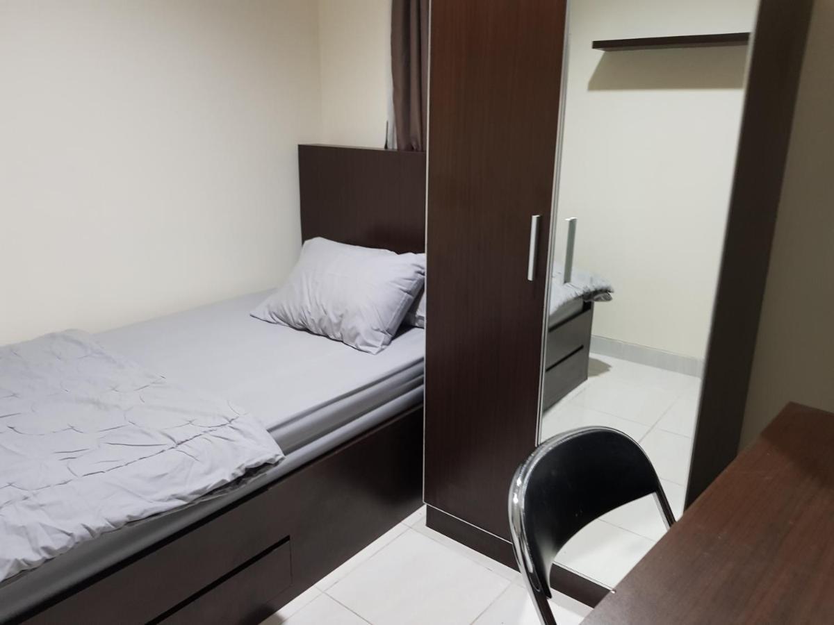 Aloha Guest House - 1 Male Only Tangerang Exterior photo